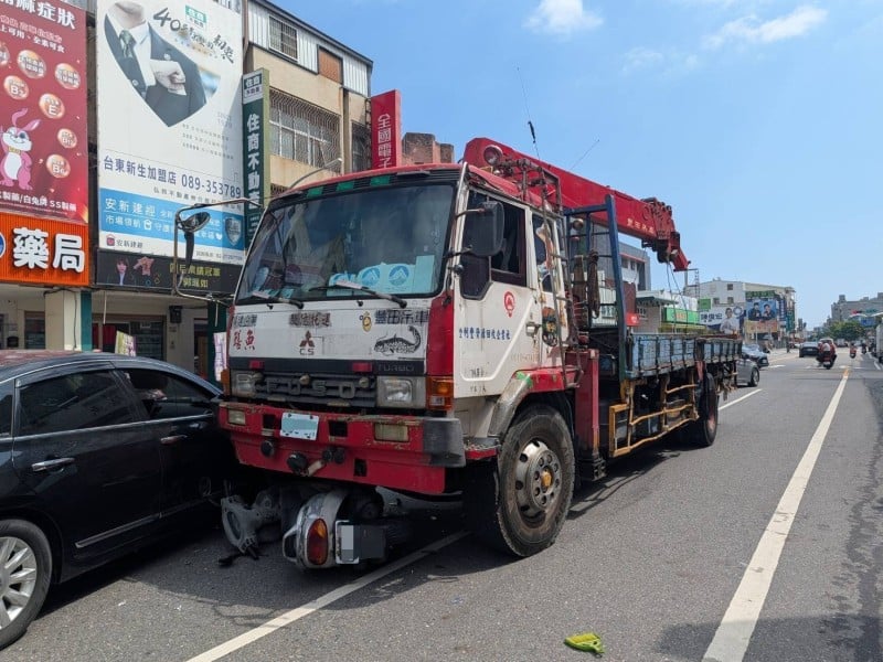 大貨車連撞2小客車、1機車 2人受傷送醫