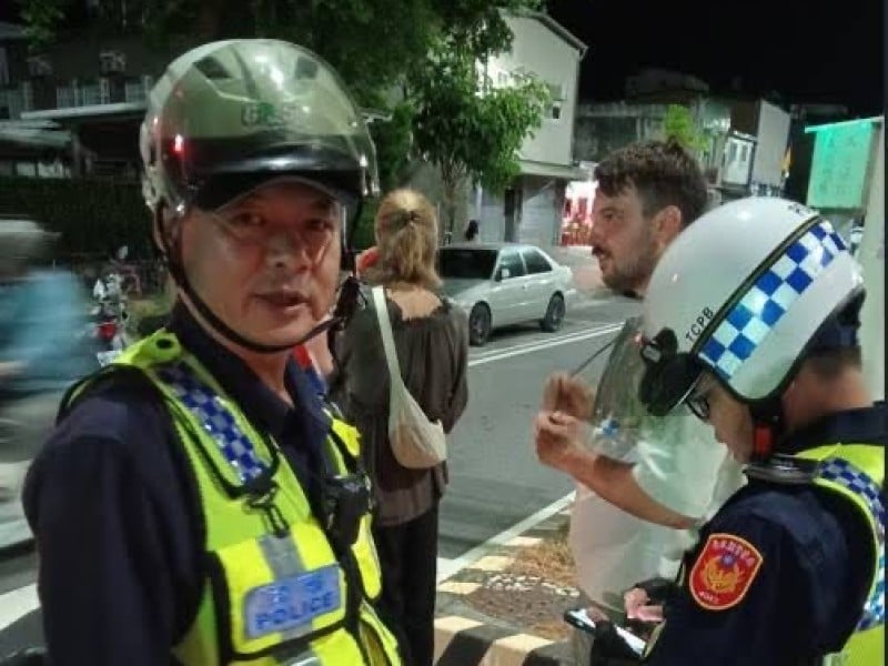 外籍學生賞煙火錯過末班車，警員協助尋住宿解燃眉之急