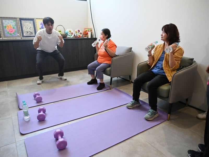 首創「健身教練走進獨居長者家」! 超高齡社會「樂齡體適能運動」全面啟動