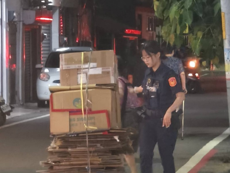巡邏遇回收老婦卡路口，即刻伸援解危守護安全