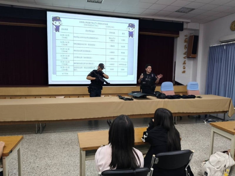 國中師生參訪變身酷炫「帥警」！寓教於樂深化法治交安觀念