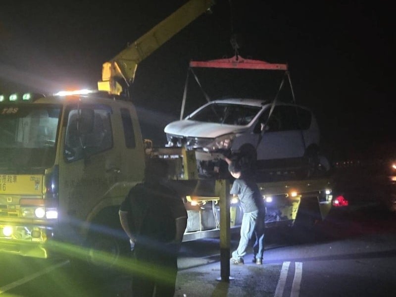 巨浪突襲台9線車輛撞護欄