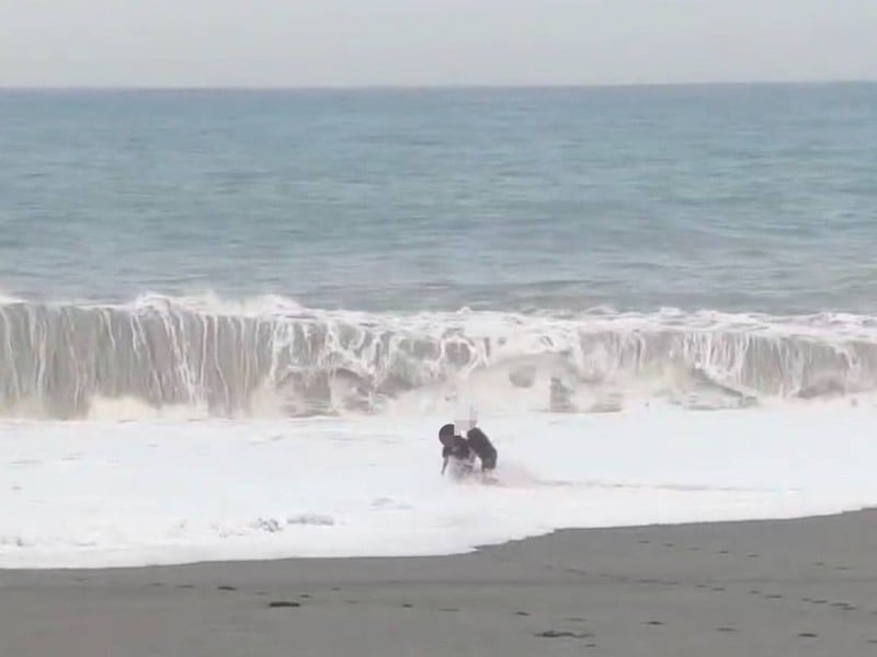 網路影片成鐵證!颱風期間太麻里海邊違規戲水 海巡依法舉發函送
