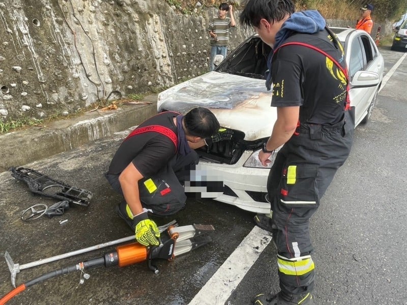 自小客車行經加津林橋突然火燒車
