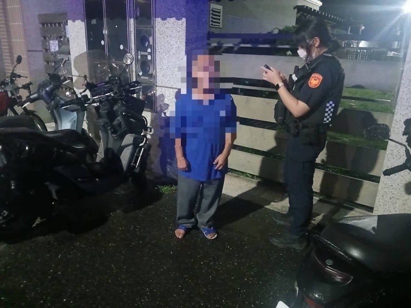 毛毛雨中獨自徘徊，耐心陪伴平安返家