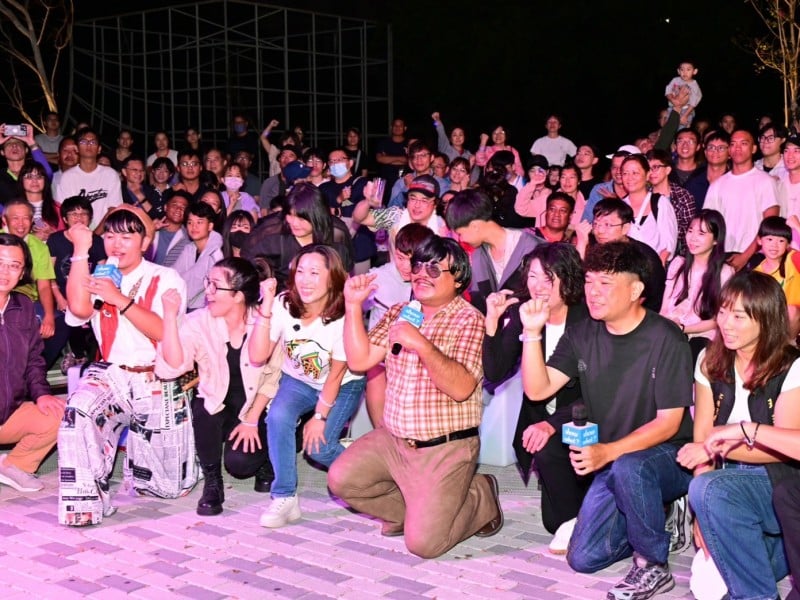 吳秀華、饒慶鈴鐵道市集合唱《至少還有你》　熱情擁抱成全場焦點