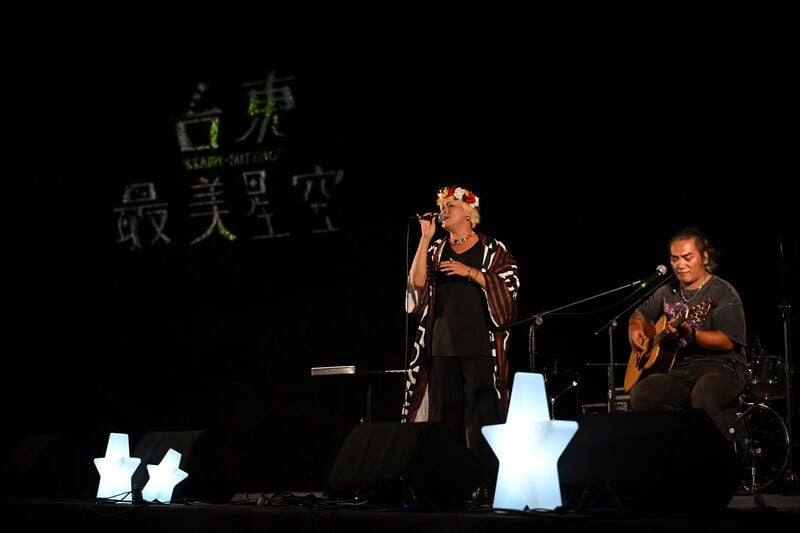 歌手吳利昂登台演出以歌聲陪伴現場觀眾在綠島的海風與夜色之間展現屬於臺東土地的音樂能量_1dc92b04d072887a.jpg