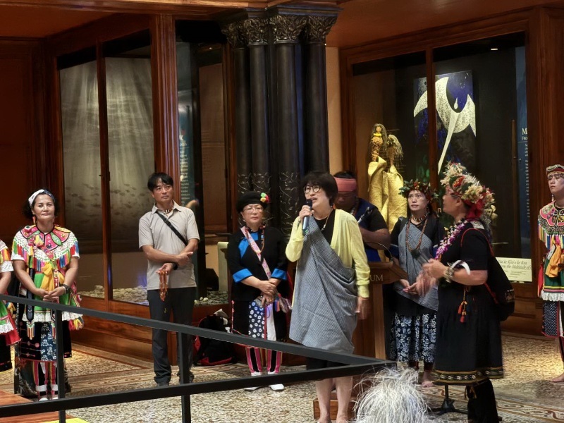 816167致贈傳統樂器給畢夏博物館_0.jpg