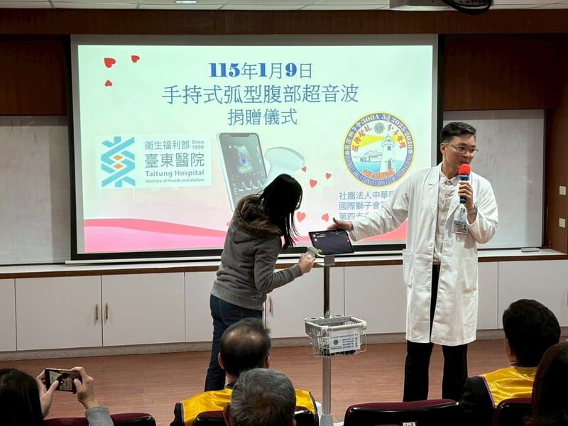 圖五臺東醫院梁祐瑋副院長於儀式現場將移動式腹部超音波開機展示_0.jpg
