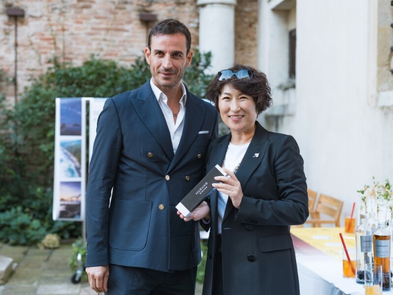 臺東縣長饒慶鈴和威尼斯玻璃工藝品牌Murano_Straw_執行長Luca_Vincenzini合影_0.jpg